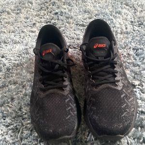 Asics low top running shoes